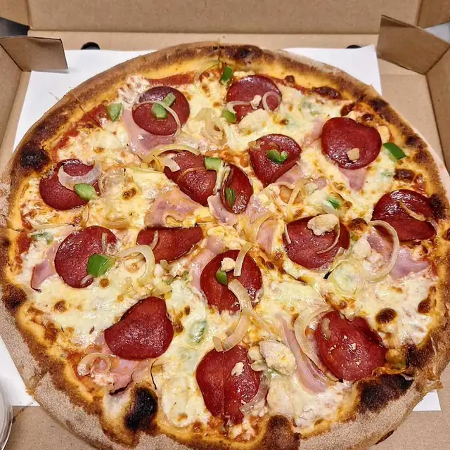 Pizza Na Bogato — kurczak, szynka, salami, papryka, cebula
