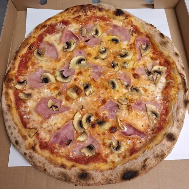 Pizza Capriciosa — szynka, pieczarki