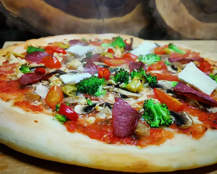 Pizza Koni — kurczak, salami, camembert, brokuły, papryka jalapeno, pomidorki koktajlowe