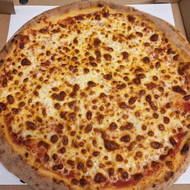 Pizza Margherita — sos pomidorowy, ser mozzarella