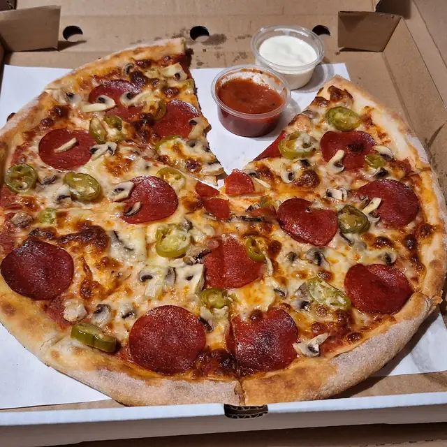 Pizza Pepperoni — salami, papryka jalapeno, pieczarki