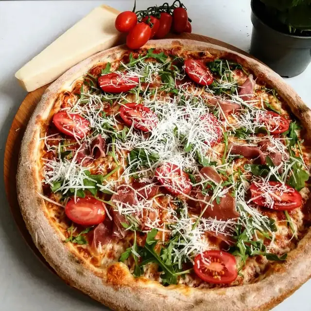 Pizza Rukola — szynka parmeńska, rukola, pomidorki koktajlowe, ser grana padano